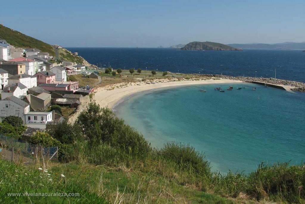 Vista del pueblo de Puerto de Bares con su magnifica playa