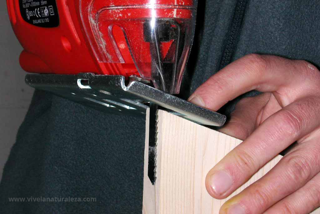 Tomando medidas para cortar la caja nido