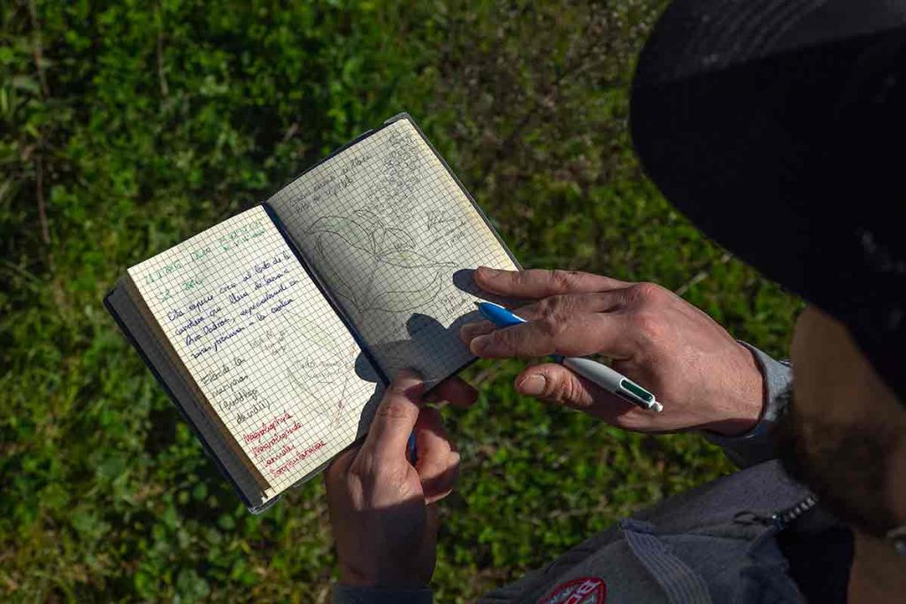 El cuaderno de campo es la principal herramienta científica de cualquier naturalista o ecólogo. Aquí tienes modelos y ejemplos para que hagas tu propio cuaderno de campo