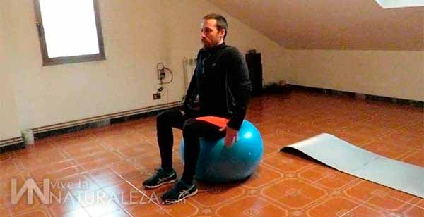 ejercicio sentado en balón de pilates