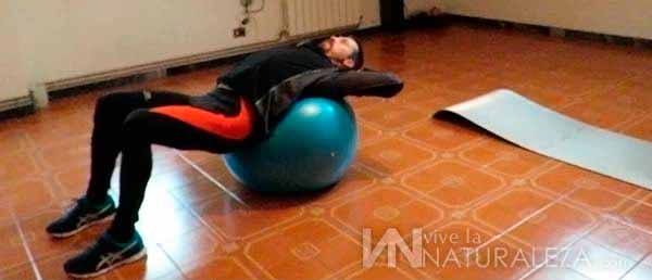 ejercitando la espalda con balon de fitball