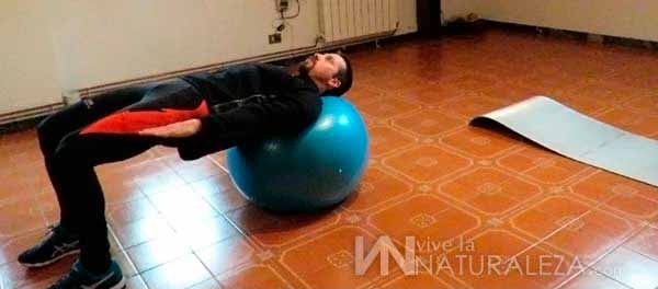 Ejercitandose con balón de pilates