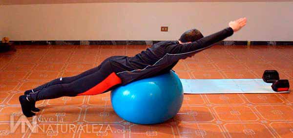 Ejercicio fisico con balon de pilates