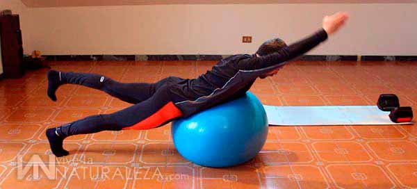 Ejercicio fisico con balon de pilates