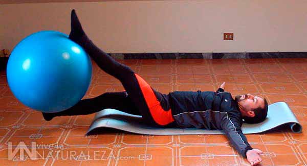 Ejercicios abdominales con balon de fitball