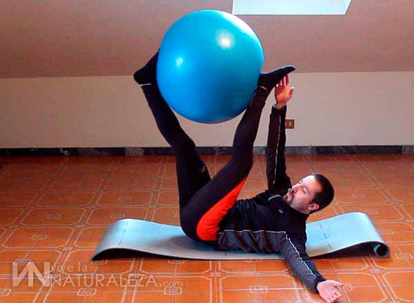 Ejercicios abdominales con balon de fitball