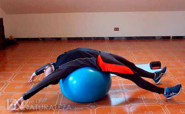Estirando la espalda con balon de pilates