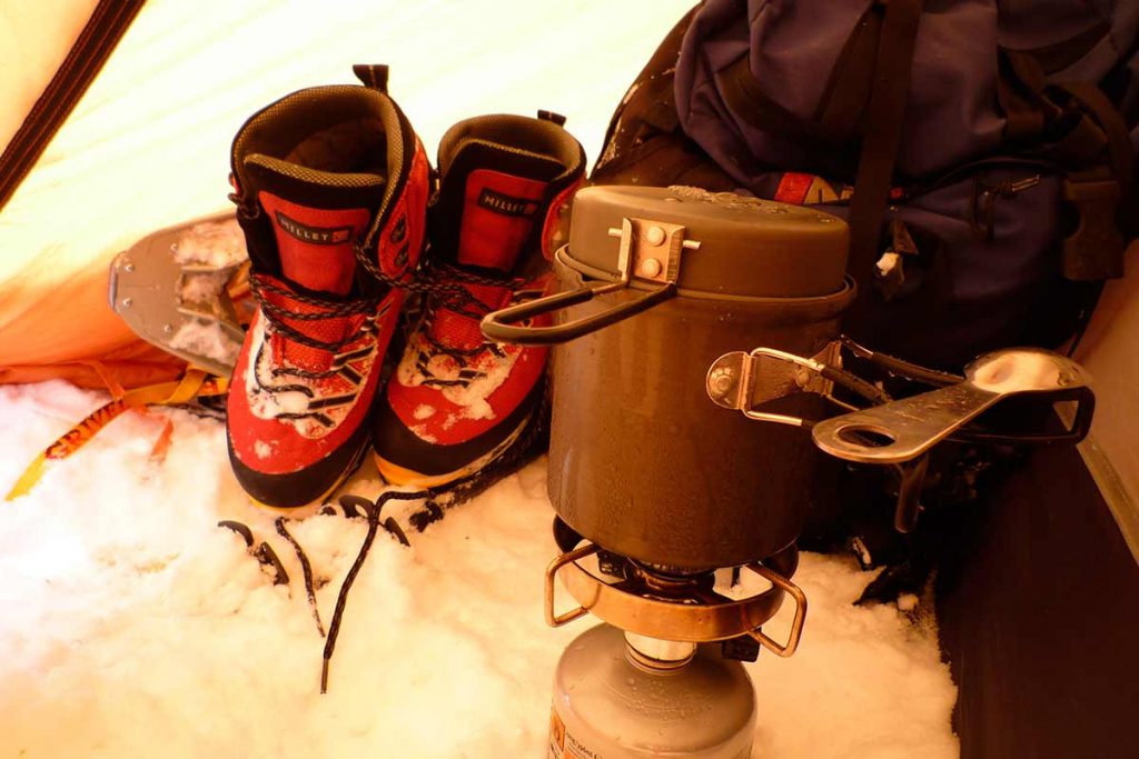 El material y equipamiento que llevemos en nuestra mochila cuando nos adentremos en la naturaleza puede determinar nuestras posibilidades de sobrevivir. Por eso es vital elegir bien y escoger el equipo más adecuado al lugar a donde vayamos a viajar y a nuestras necesidades.